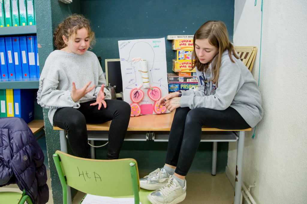 Alumnes preparant presentació projecte Comunitat Grans