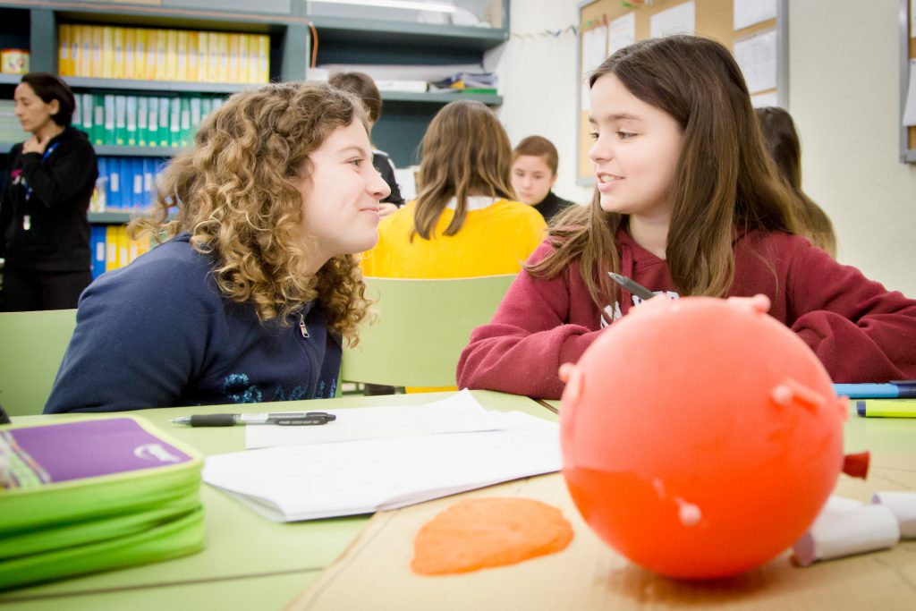 Alumnes treballant en projecte Comunitat Grans